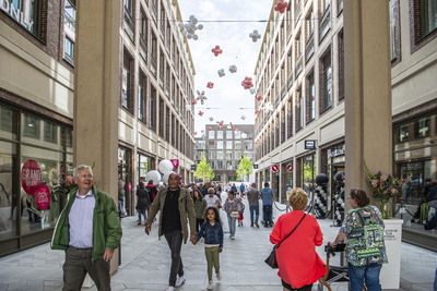 910780 Afbeelding van de openingsdag van Leidsche Rijn Centrum (Brusselplein) te Utrecht.